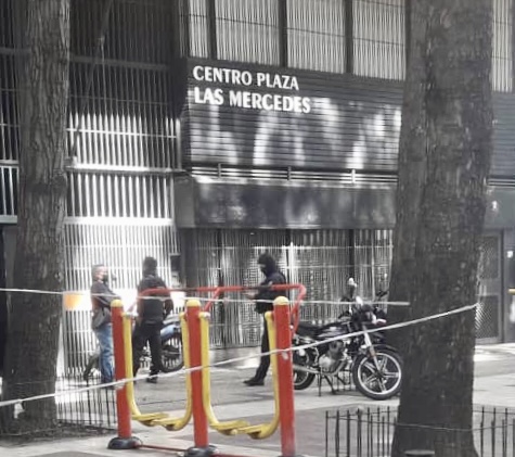 _Provea's tweet photo. Funcionarios del SEBIN intentaron ingresar a sede de PROVEA, Caracas, para intimidar a familiares de los trabajadores (Alcides Bracho, Gabriel Blanco, Néstor Astudillo, Alonso Meléndez, Emilio Negrin y Reynaldo Cortés) quienes realizaban una rueda de prensa por su libertad #20Sep https://t.co/7XyyLrlDUf
