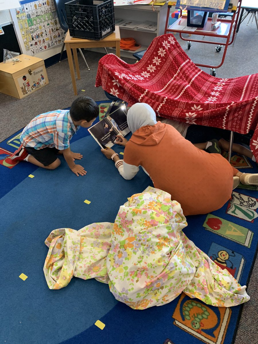 MsFreemanmoore's tweet photo. We read The Little Red Fort by Brenda Maier.  We made our own fort and we sang in there and now we decided to read in our Fort! @HFB_VPI @APS_EarlyChild #hfbtweets #ArlingtonReads #EngageAPS https://t.co/8IpnXYa6ng