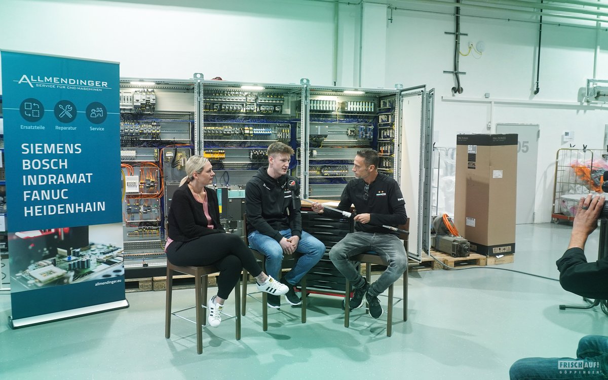 FRISCHAUFGP's tweet photo. Am gestrigen Montag waren wir zu Gast bei Allmendinger Elektrotechnik und haben mit Oskar #Neudeck für unser Magazin #FRISCHAUFdenPunkt - das Allmendinger Handballmagazin gedreht! 🎥
Morgen um 18:30 Uhr erscheint das Format auf unseren Kanälen, schaut rein! #Zamma https://t.co/71ZNB6IjQY