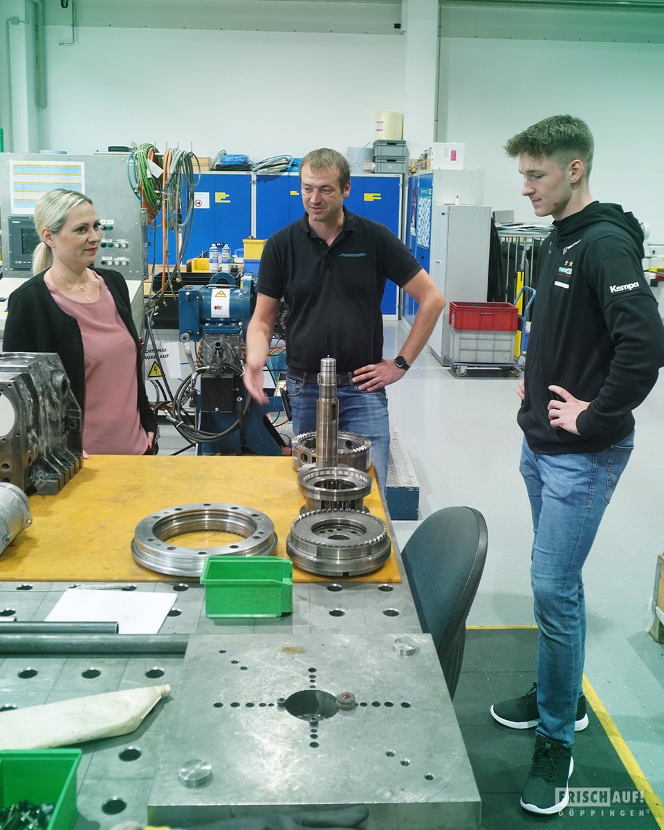 FRISCHAUFGP's tweet photo. Am gestrigen Montag waren wir zu Gast bei Allmendinger Elektrotechnik und haben mit Oskar #Neudeck für unser Magazin #FRISCHAUFdenPunkt - das Allmendinger Handballmagazin gedreht! 🎥
Morgen um 18:30 Uhr erscheint das Format auf unseren Kanälen, schaut rein! #Zamma https://t.co/71ZNB6IjQY