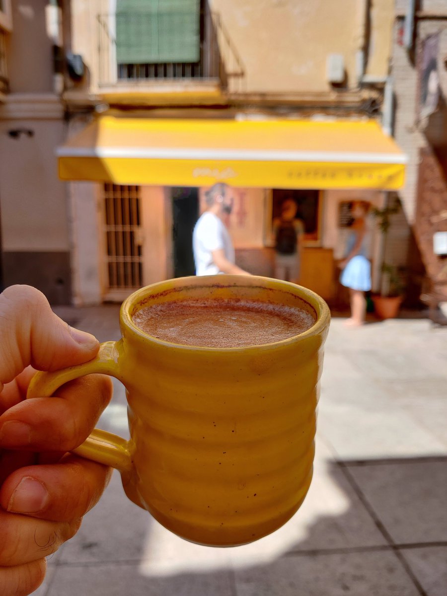 El Mia está ayudando a entender que te puedes sentar en un escalón, chillin, sin ocupar la calle con mesas, sin ensuciar, sin gritar... Esto también es el centro de Málaga