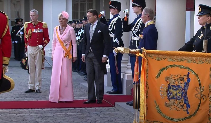 PROUD 
Prinses Laurentien draagt een #robe manteau die is ontworpen door @Hardies #Mode uit Den Haag. Een  #lichtroze wrap dress die is gemaakt van crêpe cady.