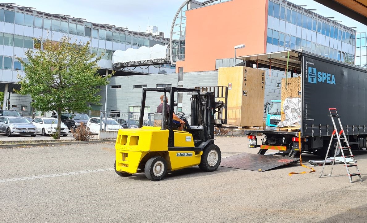 Melexis_Sensors's tweet photo. A new SPEA test system for semiconductor ICs arrived in Erfurt and will be installed during the next days. This is the 6th SPEA handler to be integrated into our machine park and part of our investment this year at the Erfurt site. #inspiredengineering #investment #semiconductor https://t.co/8uqdEzPD3Y