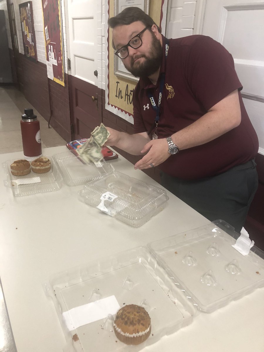 jashby6's tweet image. Tasty Treat Tuesday with @MrPatJordan seems to be a better gig than Muffin Monday with @jpetrovknation @StElizSchool #emptycontainers  #cashfordays  #successofasalesman  #academicdeanexcitement