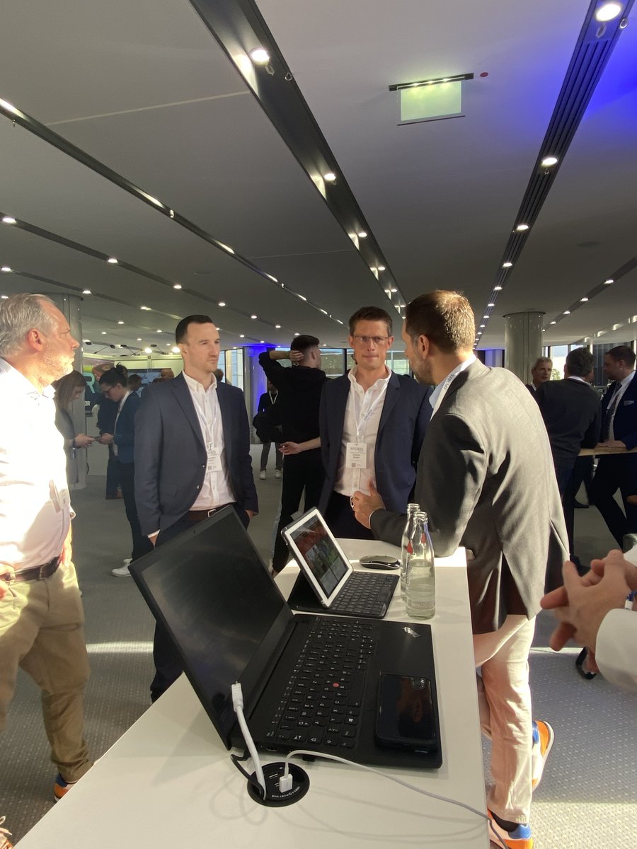 vr_payment's tweet photo. Tag 1 auf der #spobis22 war ein voller Erfolg! 🙌⚽ Danke an alle, die uns an unserem Stand besucht haben &amp; mit uns über #PaymentPower im #Sportbusiness gesprochen haben. Wir freuen uns auf morgen – natürlich wieder ganz sportlich und mit Energie für Neues 😉 @SPONSORsVerlag https://t.co/epH8Uu6Ir0