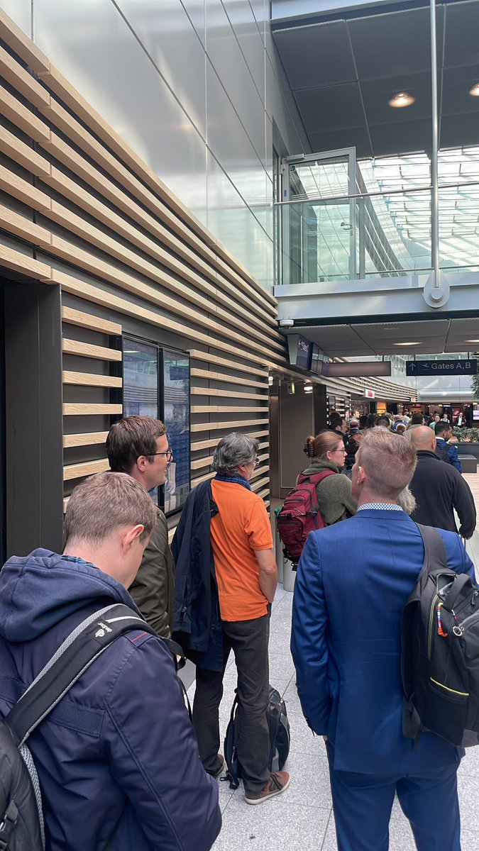 Iris_Muc's tweet photo. Shame on you #DUS Airport #getstaff #organize #wepaidforservice #düsseldorf #Airport nehmt euch ein Beispiel an #MUC da läuft das reibungslos! https://t.co/pwMwRAuaDd