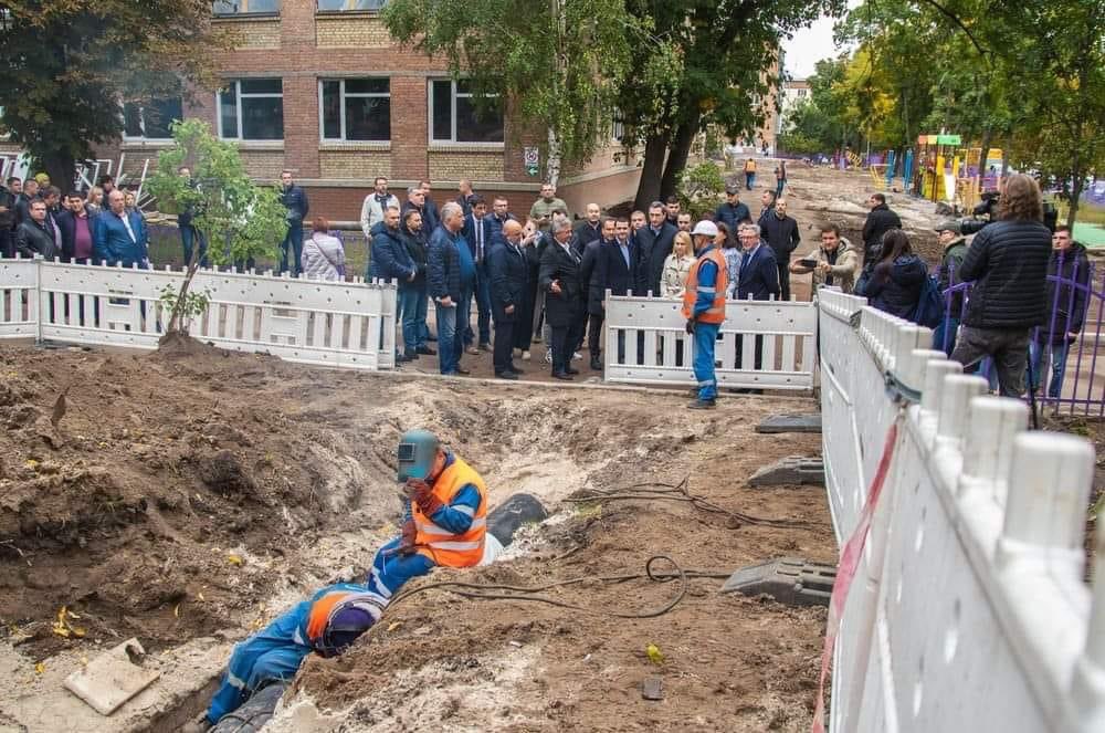 VerstyukIvan's tweet image. US administration has given us $1.3 mln for replacing old water pipes. Very timely, very important. For instance, right now there’s now running hot water at my flat. I have to take cold showers. American taxpayers do the right thing.