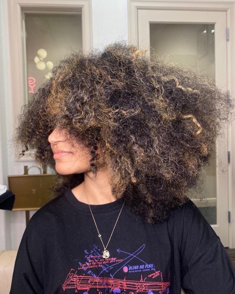 olaplex's tweet photo. ~Dulce De Leche~ inspired color by @jesseniaspallet using @olaplex. We are captivated by how beautifully this color blend showcases @jessiebesinging revived curls! What would you name this color?
#OLAtexture #olaplex #olaplexcurls #curlyhair #curlyhaircare https://t.co/HOQcMQj1UZ