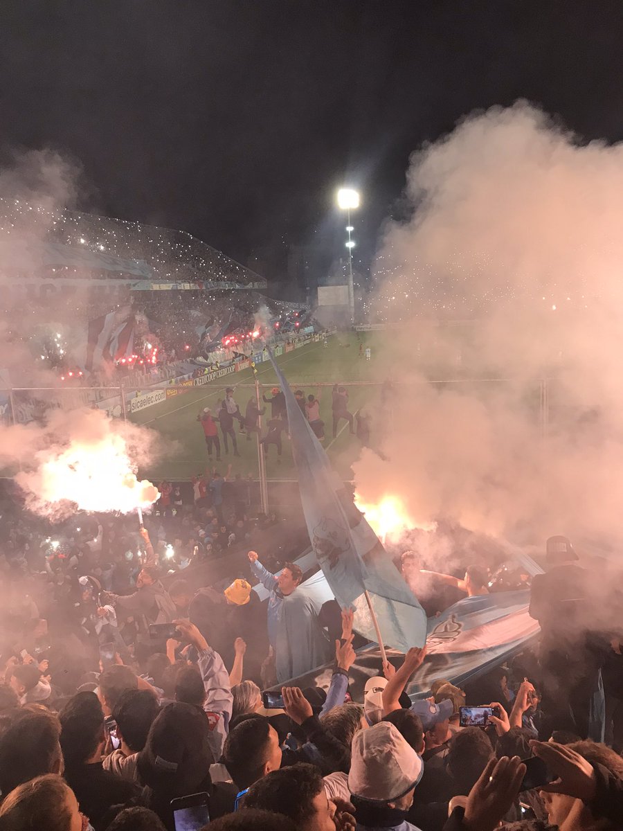 "Mañana algunos se levantarán, mirarán y admirarán. Otros, que en su mejor momento saben que nunca van a poder imitar, llorarán."

Equipos habrá muchos, hinchada en la provincia hay una sola: la del pinchiludaso Club Atlético Belgrano.

Cátedra desde el 19 de marzo de 1905.