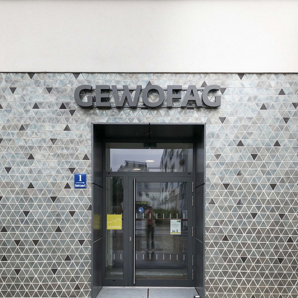 Für die GEWOFAG haben wir den Haupteingang des neuen Mieterzentrums in Riem mit einer Leuchtschrift gekennzeichnet. Die GEWOFAG strahlt jetzt auch im Dunkeln – Licht an!

#ediundsepp #design #projects #signaletik #markeimraum #gewofag