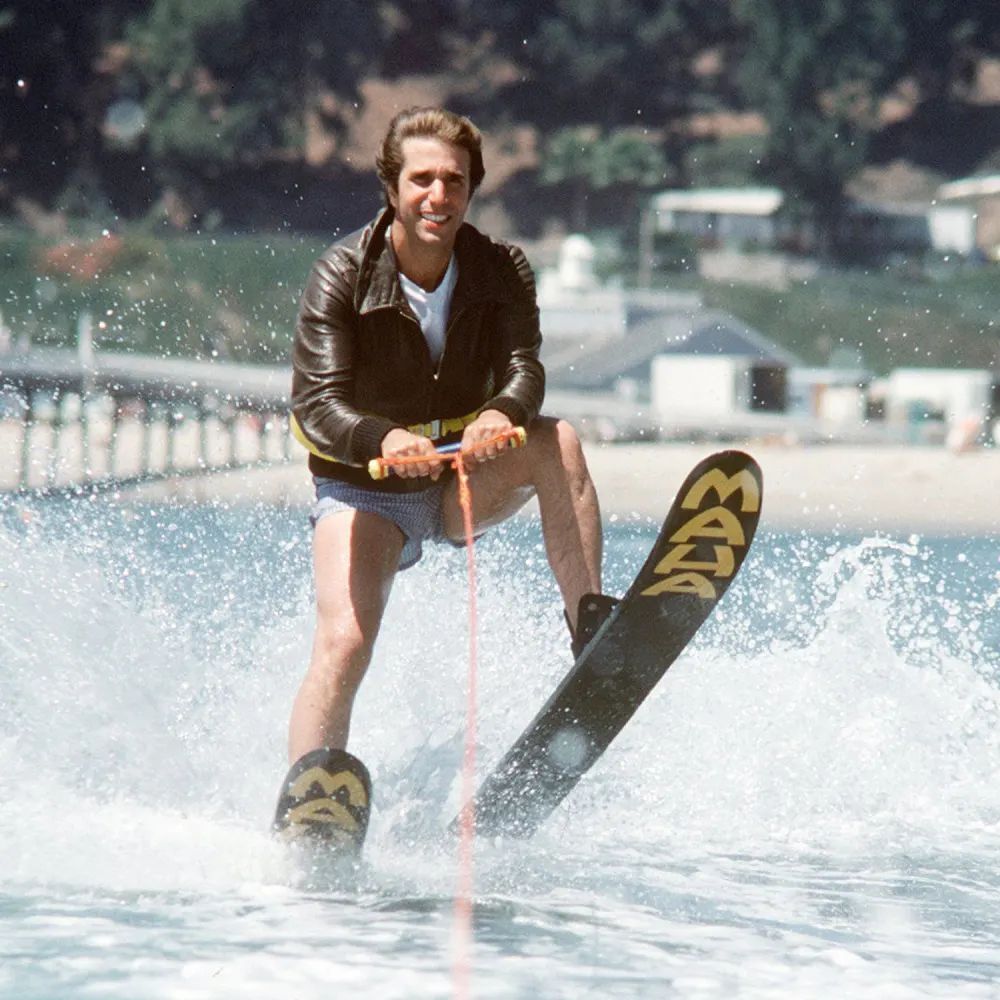 ThePCCCast's tweet photo. On this day in 1977, the term "jumping the shark" was coined when Fonzie did just that on Happy Days.

#tv #70s #70stv #happydays #fonzie #jumptheshark #PopCulture #PCCCast #linkinbio https://t.co/7H89rjuL0h