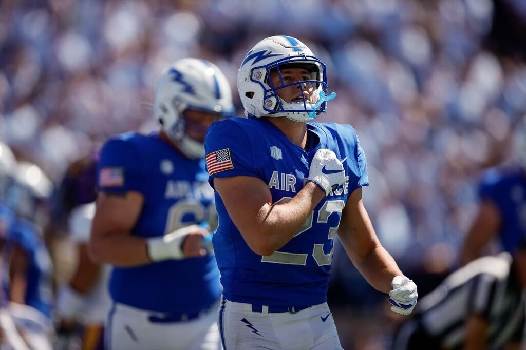 Highest run-blocking grade this season:

✈️ Dane Kinamon, Air Force - 97.1

He's a WIDE RECEIVER 🤯