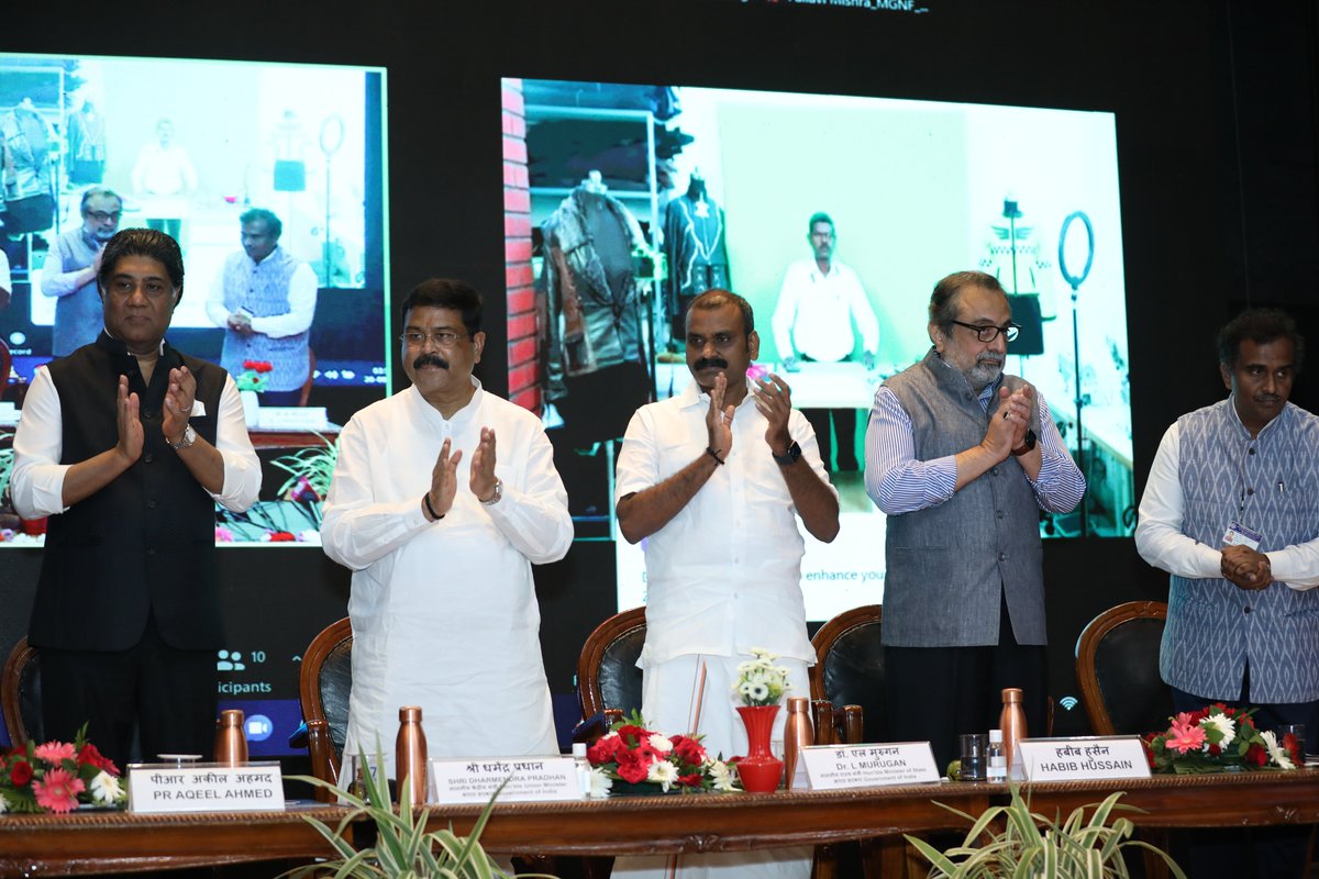 leatherssc's tweet image. Hon&apos;ble Minister for Education, Skill Development and Entrepreneurship @dpradhanbjp  launched the #SCALEStudio Android App developed by #LeatherSSC in the presence of @Murugan_MoS, Shri.Aqeel Ahmed, Chairman LSSC, Dr.K.J.Sreeram, Director @clriindia 
@MSDESkillIndia @NSDCINDIA