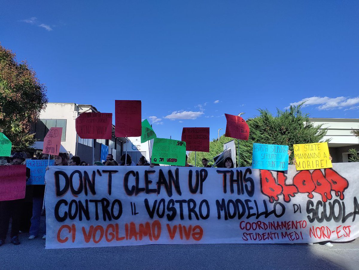 global_project's tweet photo. Studenti e lavoratori sono in presidio davanti alla #BCservice di Noventa di Piave (VE) dopo la morte del terzo ragazzo in 8 mesi durante stage #pcto. Si rivendica un nuovo modello del sistema scolastico, che garantisca un vero diritto allo studio https://t.co/TD2R8XmFjb