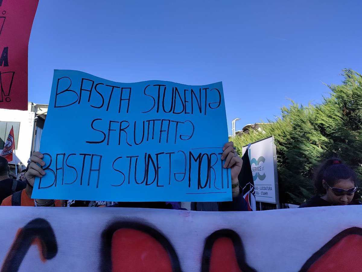 global_project's tweet photo. Studenti e lavoratori sono in presidio davanti alla #BCservice di Noventa di Piave (VE) dopo la morte del terzo ragazzo in 8 mesi durante stage #pcto. Si rivendica un nuovo modello del sistema scolastico, che garantisca un vero diritto allo studio https://t.co/TD2R8XmFjb