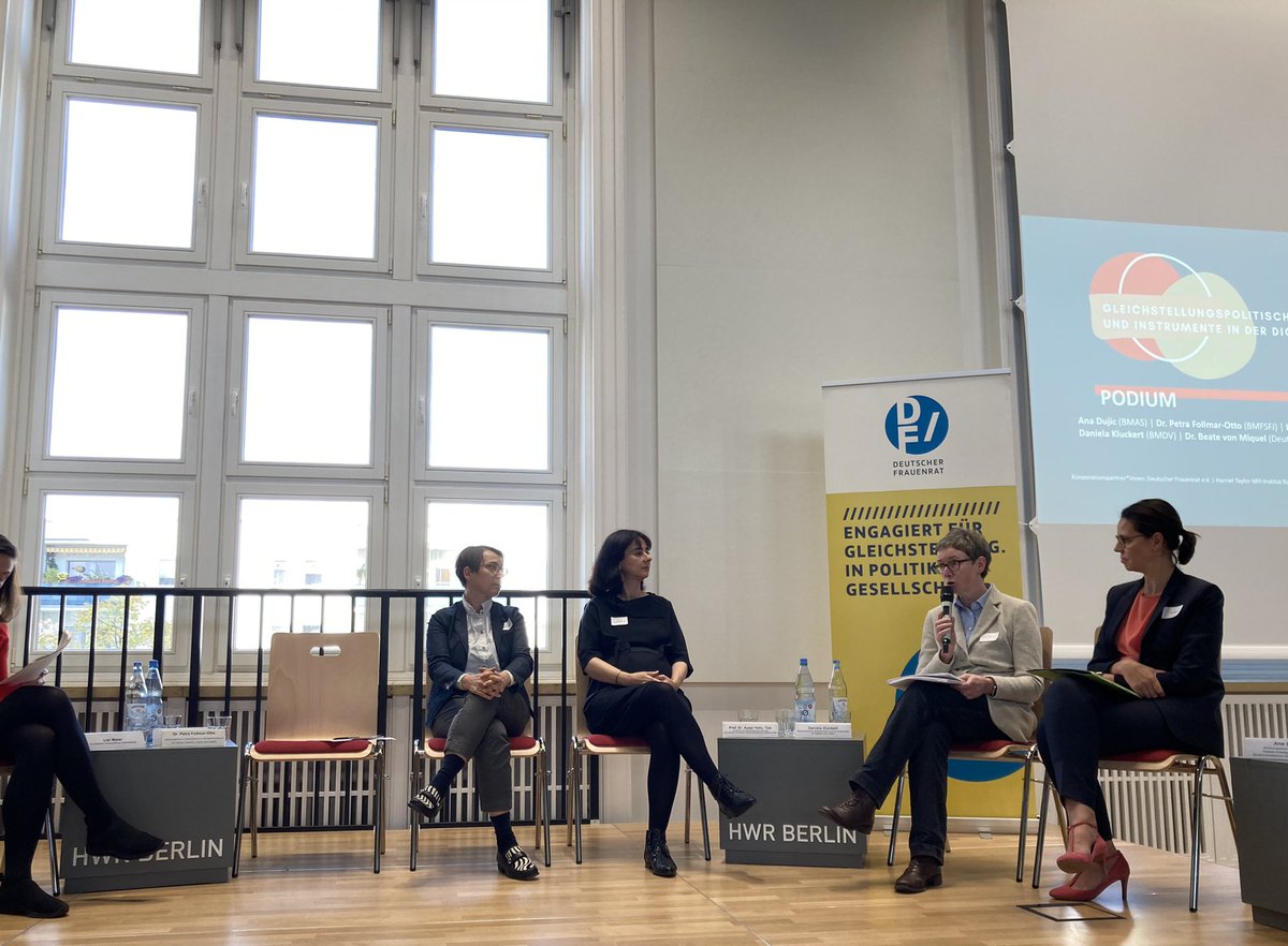 Kompetenzz_ev's tweet photo. Unsere Co-Geschäftsführerin Dr. Ulrike Struwe im Fishbowl: „MINT ist die Basis für Digitalisierung. Maßnahmen zur Gewinnung und Bindung von Frauen in MINT müssen entlang der Bildungskette bis in den Beruf wirken und verlässlich angeboten werden.“ #politiktalk #digitalisierung https://t.co/6mT63tvtaz
