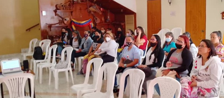Iroq21's tweet photo. Docentes especialistas de @EducaMiranda formando a sus colegas. Prioridad la enseñanza y el aprendizaje de la lectura, en el 1er grado, para Leo Juego y Aprendo. 
¡Adelante!
@leojuegoaprendo
@Unimet https://t.co/1gu9mdVWKf