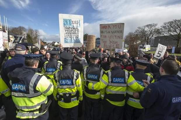 DerekJByrne45's tweet photo. Dear @HMcEntee can you explain how @FineGael &amp; #Labour could find 50+ Gardai a day to deal with #WaterProtesters yet could only send 1 car to deal with 3 stolen cars before it fled the scene ? https://t.co/NA2YF7ZJgb