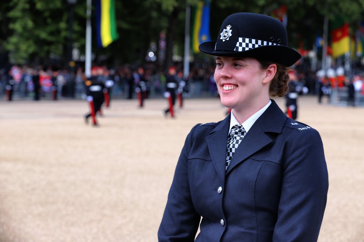 anotherdean's tweet photo. Wanted to give a particular note of thanks to the police officers who resisted looking around at the pomp and ceremony behind them yesterday and stoically served as we watched on. You were all brilliant! (They did crack a smile every now and then) #StateFuneral #QueenElizabethII https://t.co/gILiIuvlP7