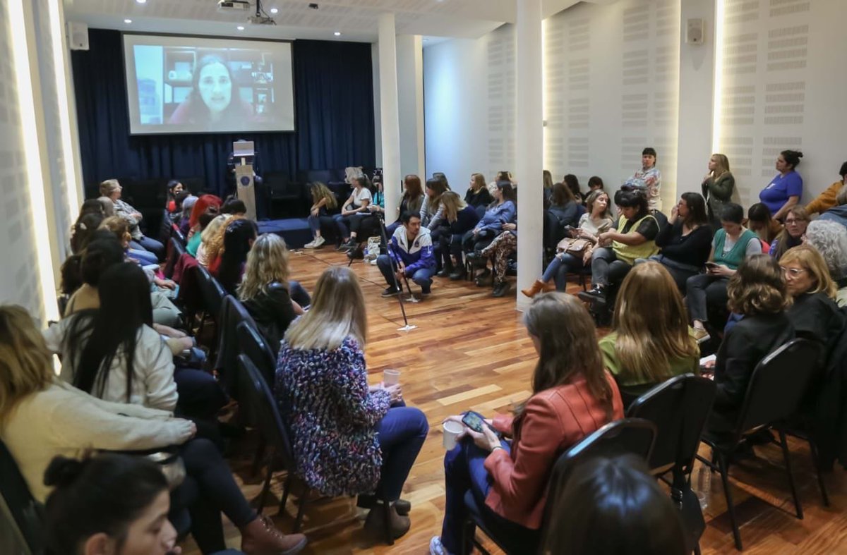 cnctargentina's tweet photo. Mujeres trabajadoras unidas y movilizadas en defensa de la democracia 💪🏾 🇦🇷 
https://t.co/3EVOf7Nk5C https://t.co/FkmNHOWGcb