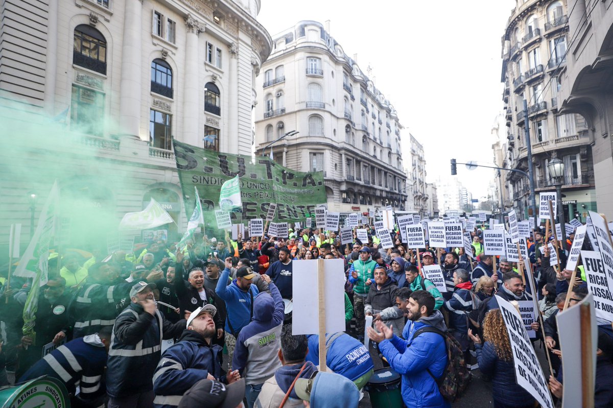 El @Sutpacgt no es un sindicato de consignas. Es un sindicato de HECHOS. 
Por eso no vamos a claudicar en la lucha hasta que <a href="/AU_BA_SA/">AUBASA - Autopistas de Buenos Aires</a> saque a 
este personaje nefasto de la presidencia. 

Fuera <a href="/RicardoLissalde/">Ricardo Lissalde</a> de AUBASA