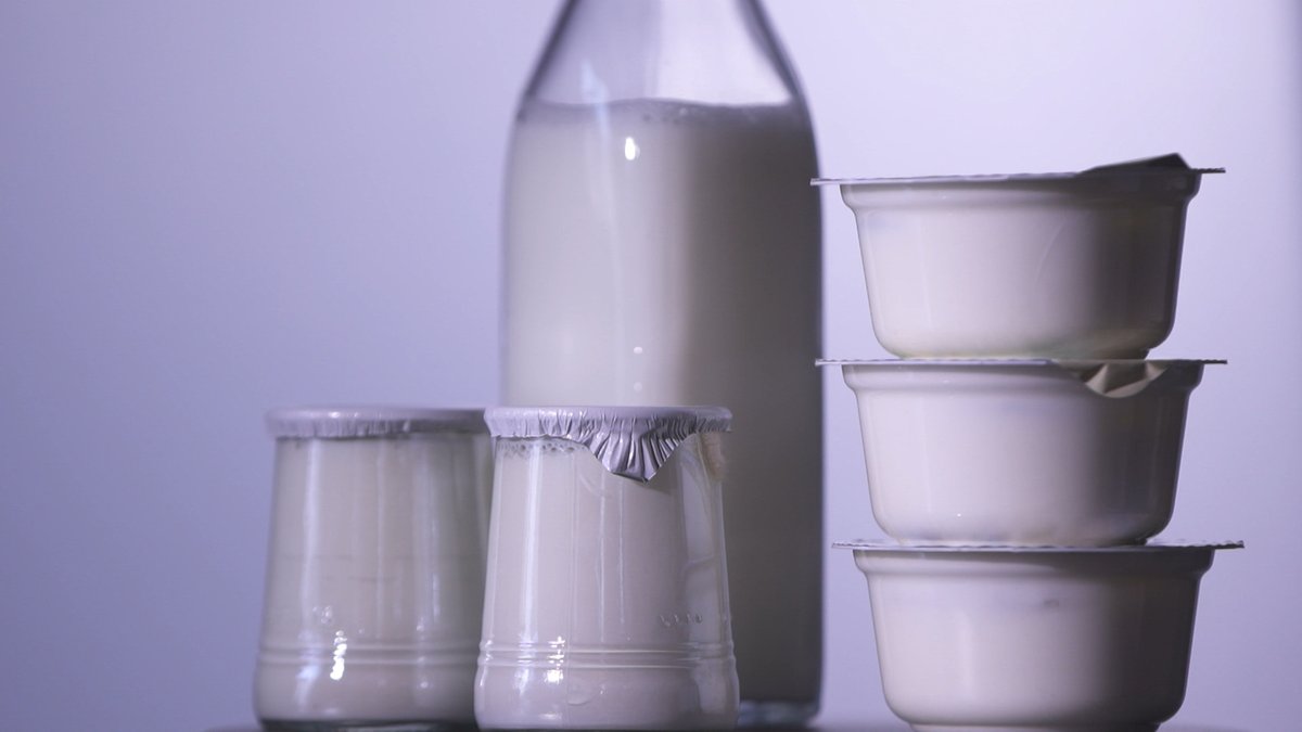 servicePresseF5's tweet photo. #TempsFort #Sem41
Enquête de santé @mcdencausse 
Produits laitiers : faut-il s'en passer ? @clemgardeil 
🗓️Mar 11/10 à 21.00
Les français consomment de moins en moins de produits laitiers et se tournent vers les boissons végétales. Le point sur le lait et ses substituts.
#SanteF5 https://t.co/d1kQ5rE6Zc