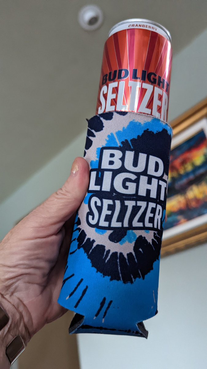 kc4avon's tweet photo. @budlight @BudLightSeltzer @BravoTV ❤️ two of my favorite things! My Bud light Seltzer and all shows Bravo 😻 good luck @atacarrillo #BLSBravoCon #Giveaway https://t.co/41Z2ag9rmT