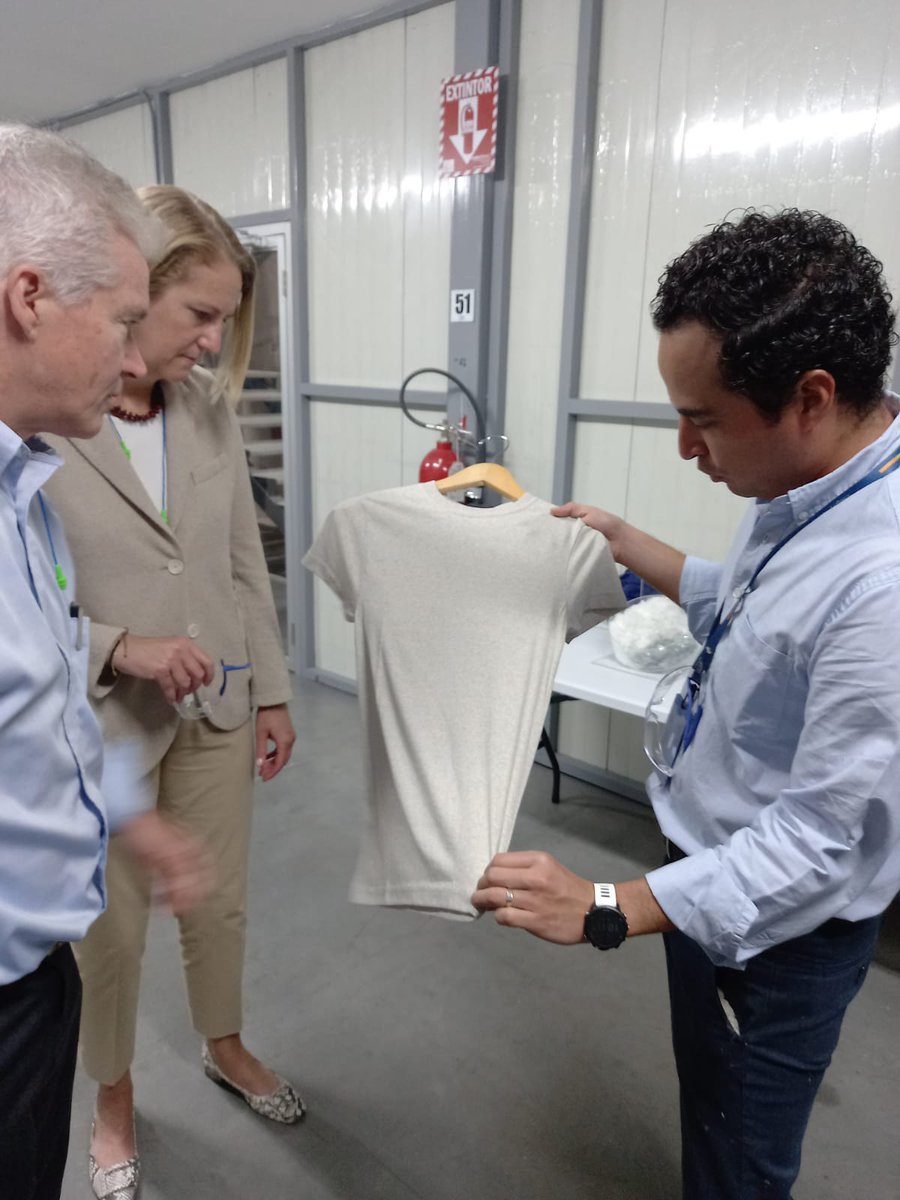 camtexsv's tweet photo. Representantes del Departamento de Comercio de los Estados Unidos realizó visitas a plantas de producción para conocer nuestra #DestrezaSalvadoreña. https://t.co/9VLm6jb1oD