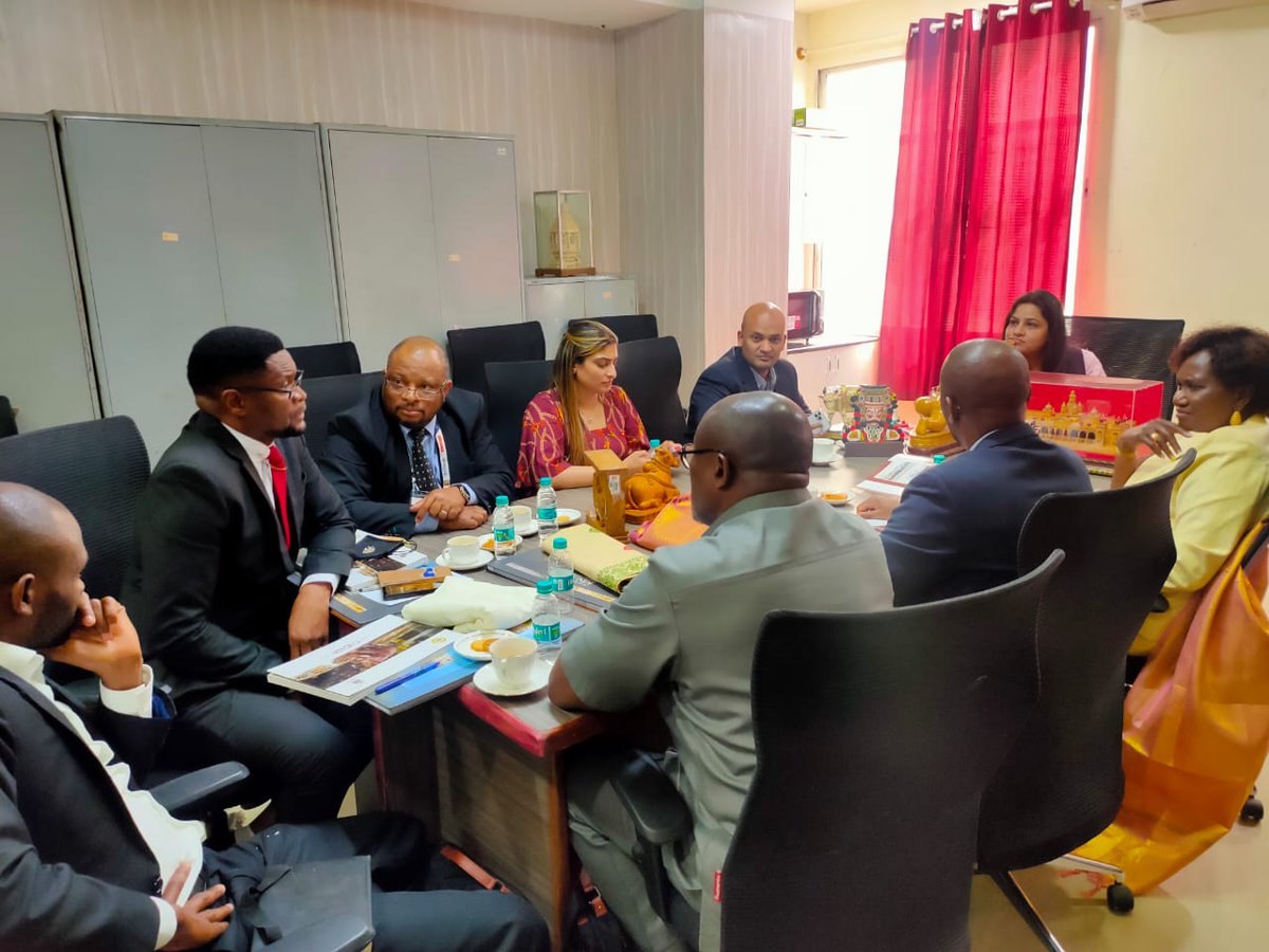D_Roopa_IPS's tweet photo. Today a delegation led by Dr Itah Kandji Murangi, h'ble
Higher Education&amp;Innovation minister, H.E. mrGabriel Sinimbo 
High Commissioner,Namibia,visited KSHDCL &amp;Cauvery emporium &amp; wish to collaborate with us for training of master trainers, skill training in exquisite wood carving https://t.co/VxXsDqFqHN