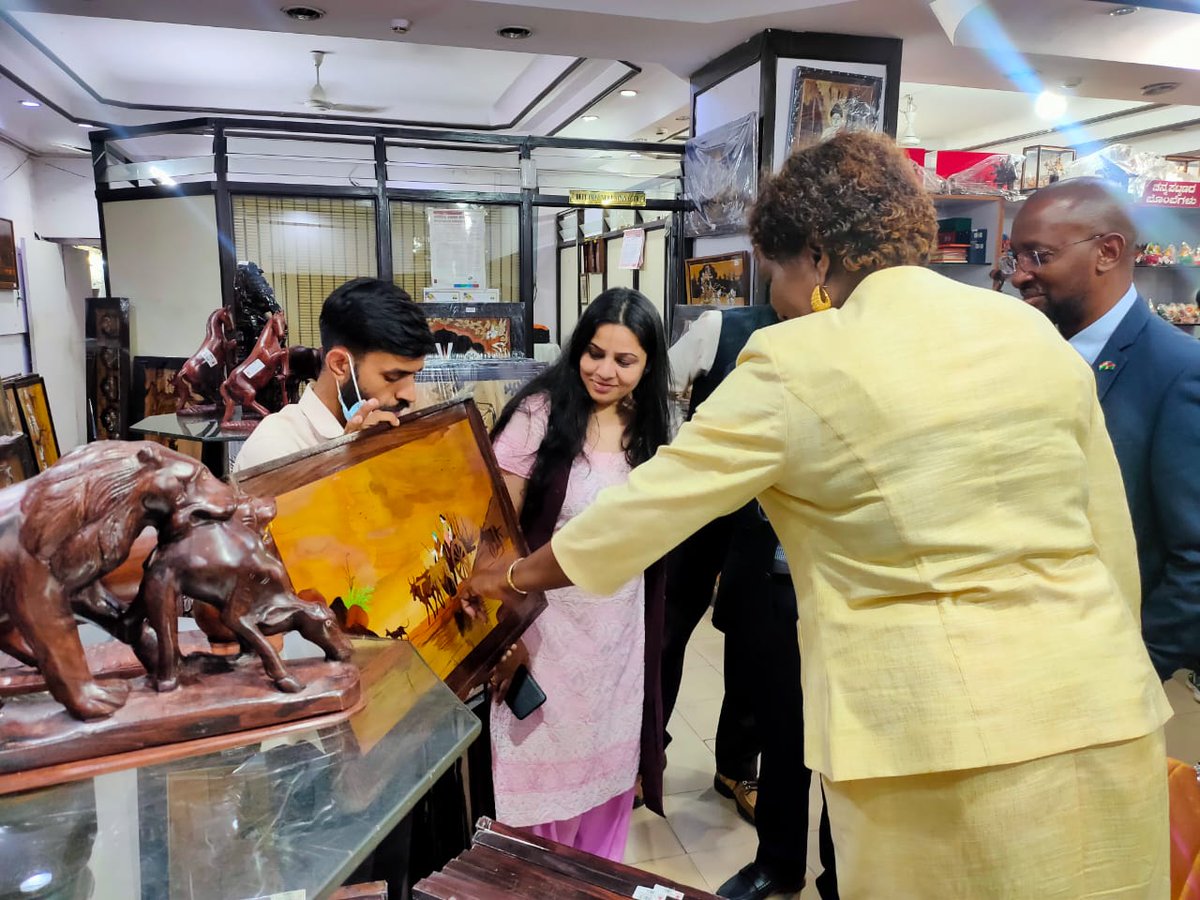 D_Roopa_IPS's tweet photo. Today a delegation led by Dr Itah Kandji Murangi, h'ble
Higher Education&amp;Innovation minister, H.E. mrGabriel Sinimbo 
High Commissioner,Namibia,visited KSHDCL &amp;Cauvery emporium &amp; wish to collaborate with us for training of master trainers, skill training in exquisite wood carving https://t.co/VxXsDqFqHN