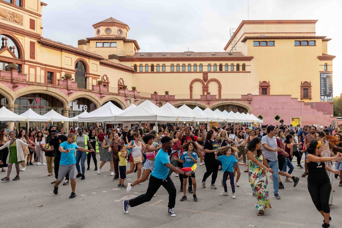 coopolis_bcn's tweet photo. Enguany la 3a edició de la @FiraESSmigrant es consolida amb la participació de més de 100 projectes econòmics col·lectius impulsats per persones migrades i racialitzades i un miler de visitants. Mira com va anar!👉 https://t.co/LgfFgyoRI0
#ESS #ESSmigrant https://t.co/rdei297tZD