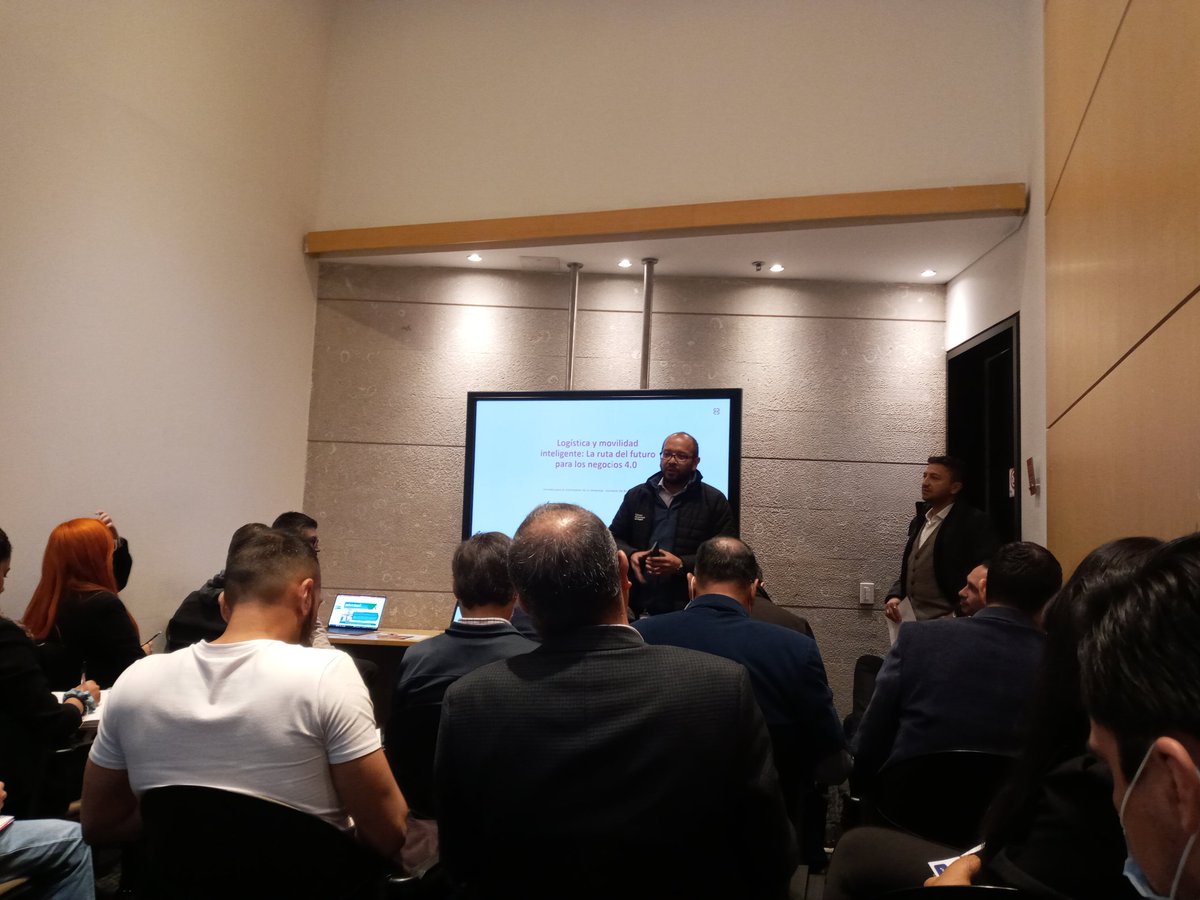 rubendchidalgo4's tweet photo. En pleno desarrollo 💼📦 #AsuntosLogistas participando atentamente @camaracomerbog @NicolasUribe iniciativa cluster #ClusterLogistica #ClusterFinTech @mariofontalvof @colombiafintech @GabrielSantosCD @a2censo ☕📑 https://t.co/g2UGuxUYIC