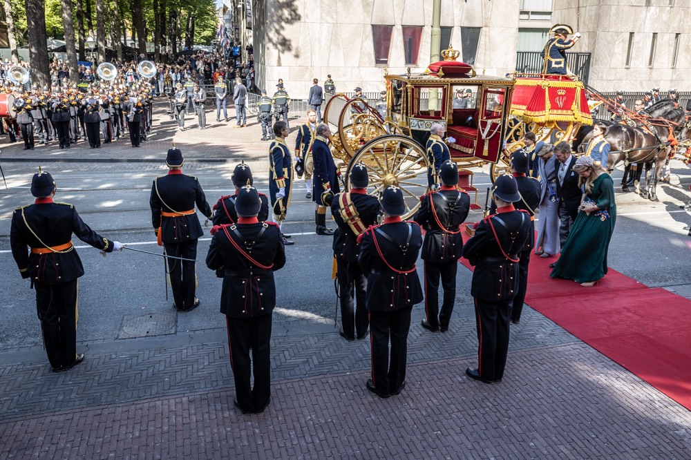 korpsmariniers's tweet image. Na koningin Wilhelmina, koningin Juliana &amp;amp; prins Bernhard, koningin Beatrix &amp;amp; prins Claus, koning Willem-Alexander &amp;amp; koningin Maxima was het vandaag de eerste keer dat kroonprinses Amalia het vaandel van het #KorpsMariniers groette op #Prinsjesdag.

#QPO #Verbondenheid