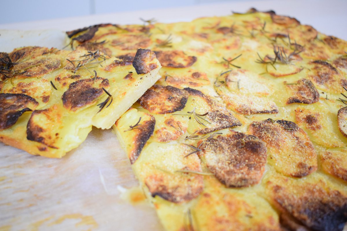 Ricette74's tweet photo. FOCACCIA DI PATATE - Semplice, croccante e veloce. https://t.co/rJpUfYXnBl via @YouTube
#cucinaitaliana #focaccia #pizza #patate #rosmarino #cook #bread #paner https://t.co/dGJXZ3pB7y