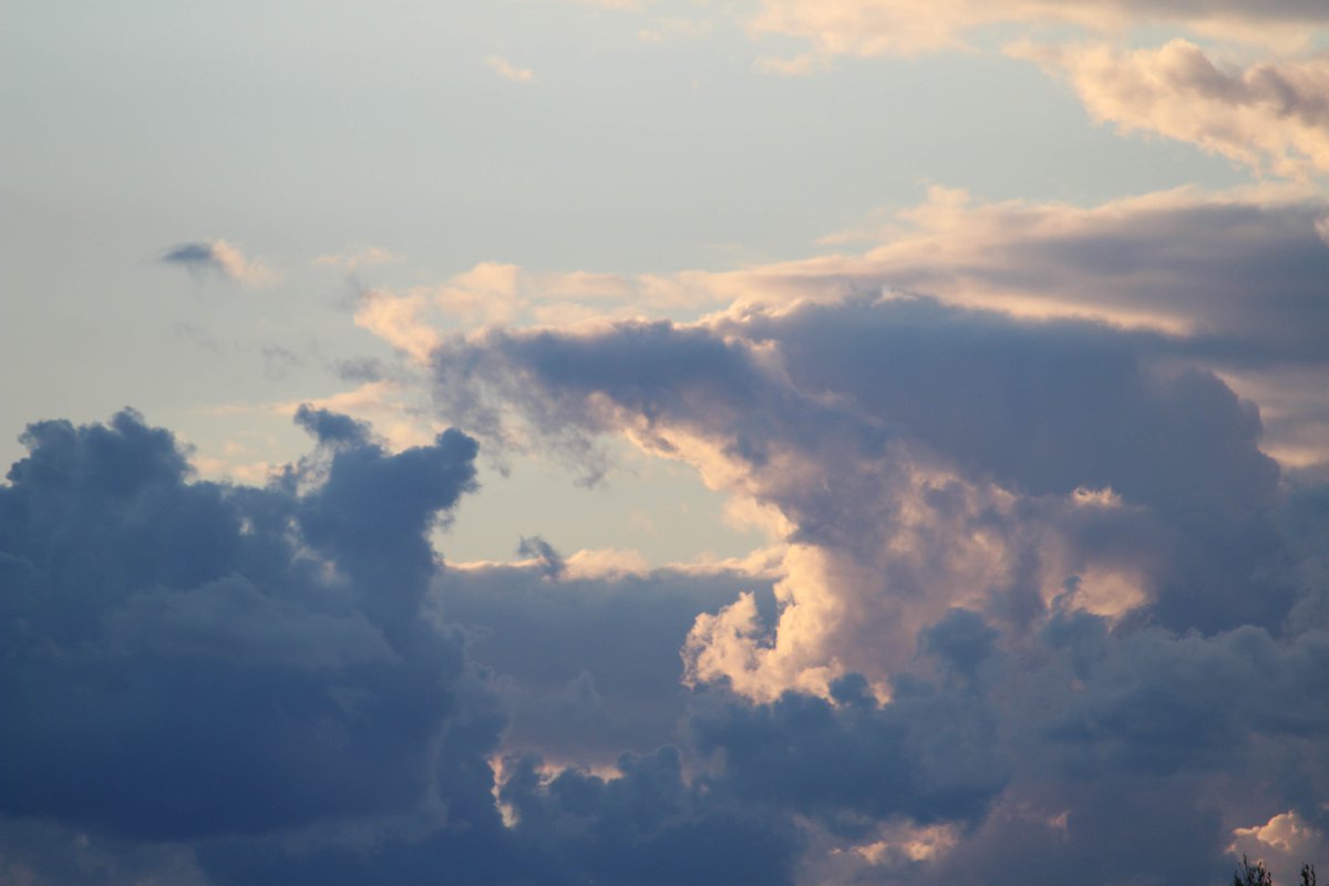 Ofthebridge__'s tweet photo. Le montage de ma tente s’accompagna de quelques goutes puis le ciel me présenta sa magnifique collection de nuages, éclairée par la lueur orange du soleil en fin de vie.

Sinon, je suis toujours en freelance,  en quête de plaisir et de nouveaux projets 🌂
https://t.co/xVewyGX6Ic https://t.co/pfhvwJhAYM