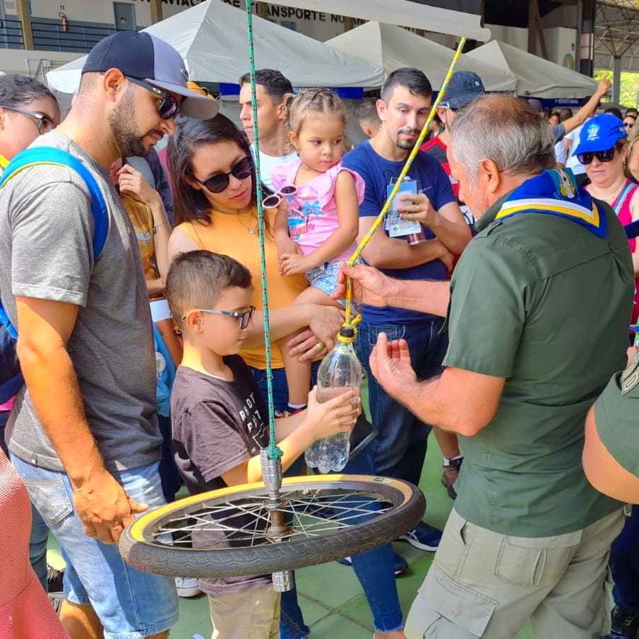 EscoteirosDF's tweet photo. ✈ No dia 18 de setembro, em parceria com a Força Aérea Brasileira, participamos do Portões Abertos na Base Aérea de Brasília. No stand dos Escoteiros do Brasil, além da observação solar, tivemos pioneirias, maquetes de subcampo, experimentos, aeromodelos entre outras atrações. https://t.co/AwvCL7nFDH