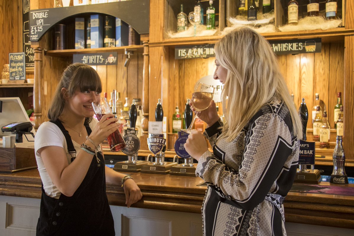 Fancy a mid-week tipple? Grab your friends and head on down to the Stage Door, we’ve got you covered! 🍺 🍷