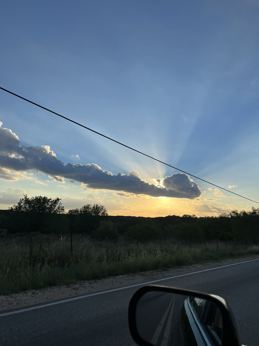 _glowy_'s tweet photo. River road clouds ⛅️ https://t.co/XuC37setOx
