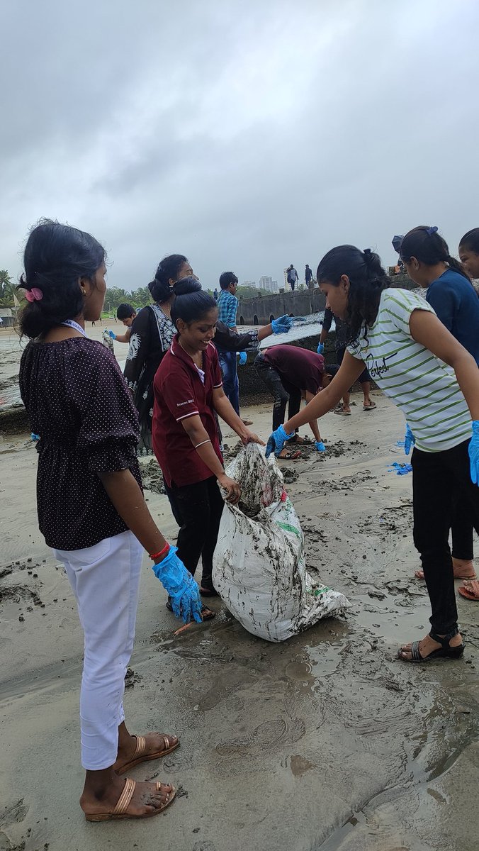 gullyclasses's tweet image. Last Sunday, we collaborated with Being Child Care, who organized Juhu Cleanup Drive, We expected 100+ volunteers, but due to heavy rain on Sunday mornings, 35 Volunteers joined. 

@DEFindia @OsamaManzar @poojadesaid @mybmc @4ocean
#JuhuCleanup #Gcf4Environment #Mumbai #Gcf
