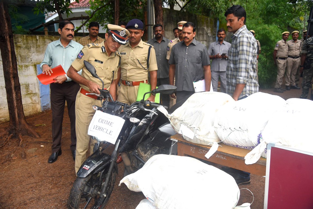 cpwarangal's tweet photo. Six #Interstate #Drug_Peddlers nabbed in a joint operation of @shokhanapurwrlc & #TaskForcePolice of @WarangalPolice while transporting #Ganja from #Odisha to #Karnataka & seized 550 kg of #Contraband_Ganja, W/Rs 1.10 Cr. besides recovering a Van,a Two-Wheeler & 5 Mobile Phones. https://t.co/3pg1c6a9hp