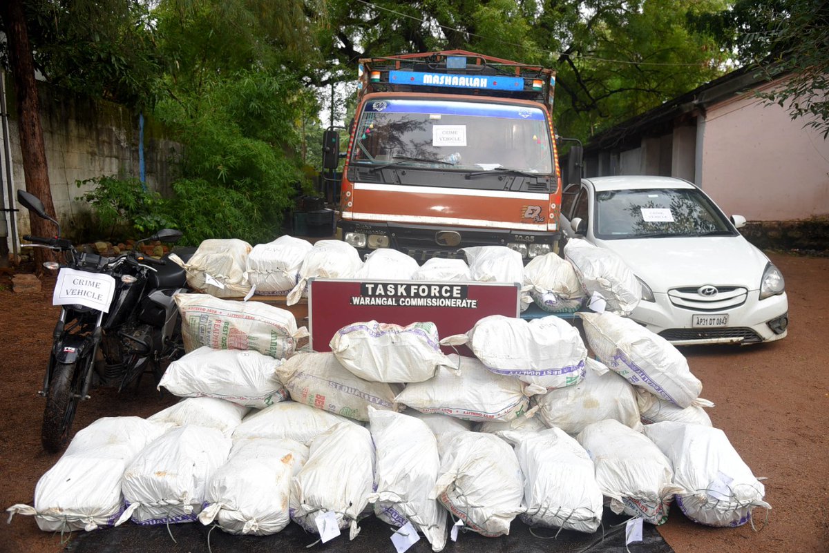 cpwarangal's tweet photo. Six #Interstate #Drug_Peddlers nabbed in a joint operation of @shokhanapurwrlc & #TaskForcePolice of @WarangalPolice while transporting #Ganja from #Odisha to #Karnataka & seized 550 kg of #Contraband_Ganja, W/Rs 1.10 Cr. besides recovering a Van,a Two-Wheeler & 5 Mobile Phones. https://t.co/3pg1c6a9hp