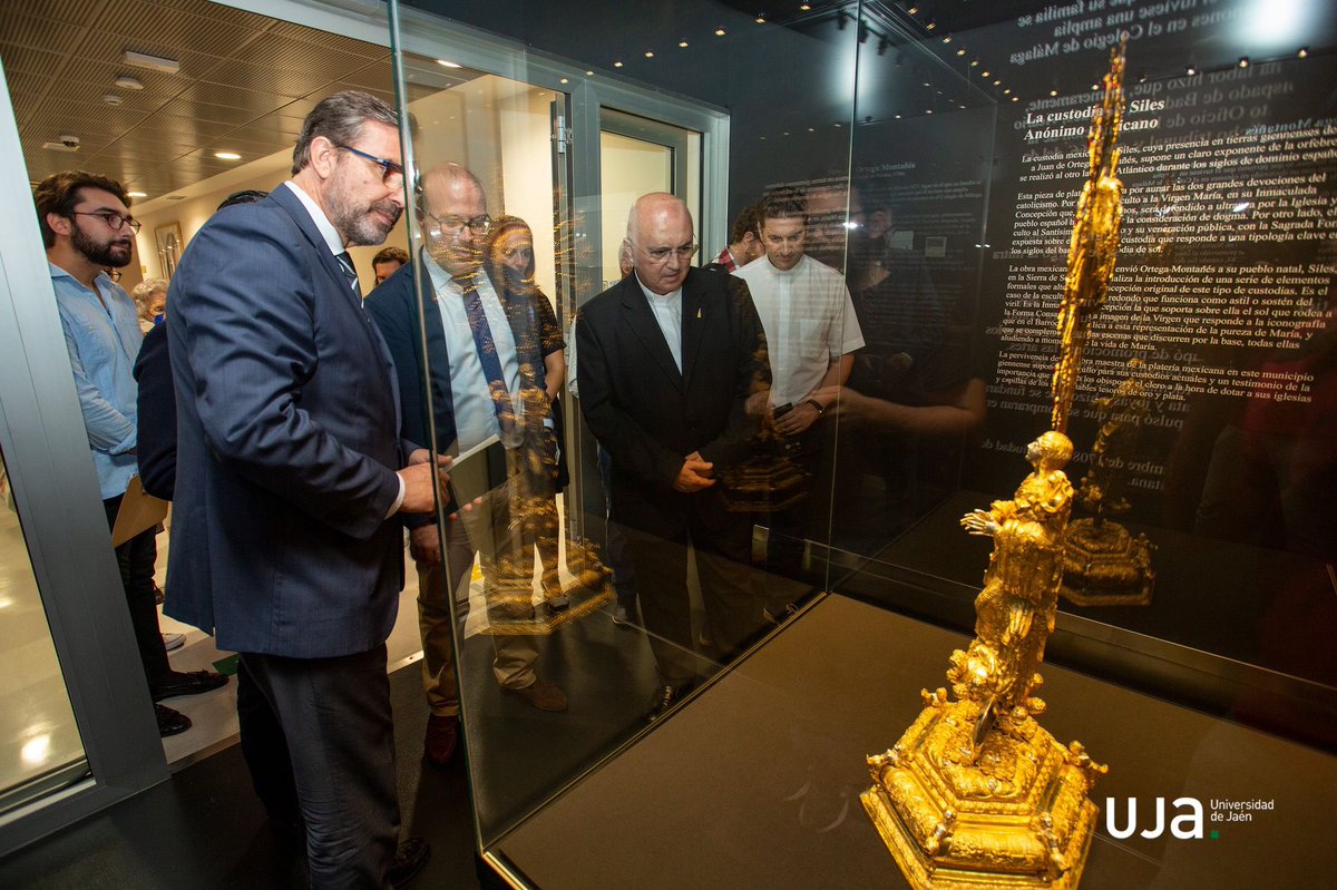 FranJMRojas's tweet photo. Presentación de la ‘Obra Invitada’ en la antigua Escuela de Magisterio @ujaen: 'La custodia de Siles', realizada en México y donada a la parroquia de Siles por don Juan Ortega Montañés, arzobispo y virrey de México, natural de esa localidad giennense. @VicProyec https://t.co/OaQbOC1VxT