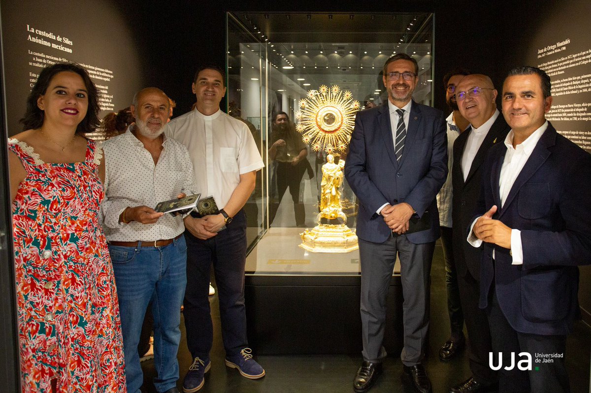 FranJMRojas's tweet photo. Presentación de la ‘Obra Invitada’ en la antigua Escuela de Magisterio @ujaen: 'La custodia de Siles', realizada en México y donada a la parroquia de Siles por don Juan Ortega Montañés, arzobispo y virrey de México, natural de esa localidad giennense. @VicProyec https://t.co/OaQbOC1VxT
