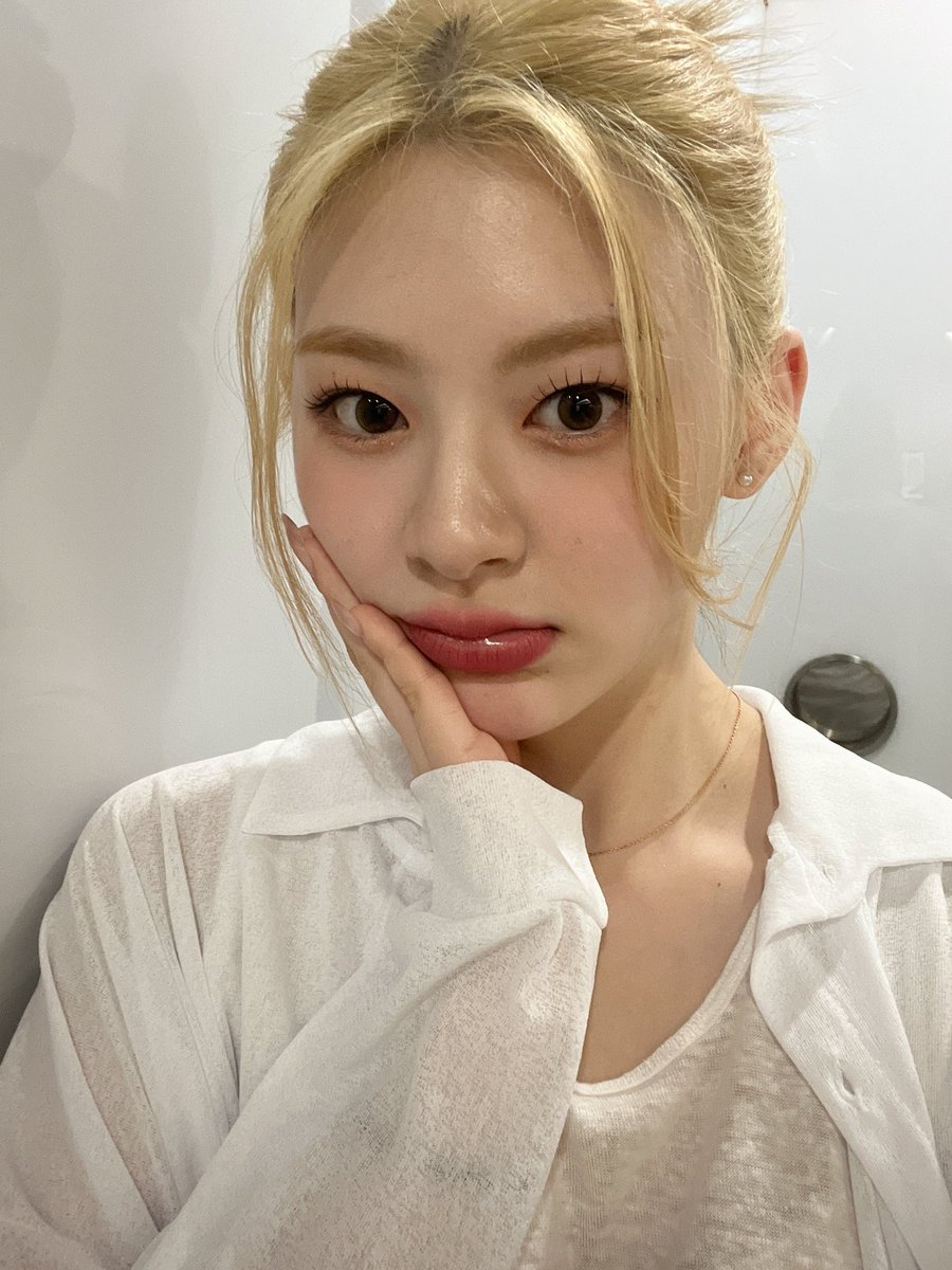 seeunpics's tweet photo. blonde suits seeun so much https://t.co/ToqDm1S9uU
