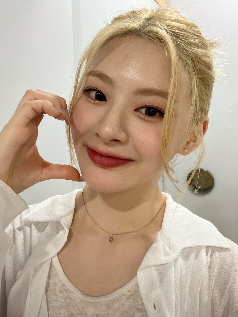 seeunpics's tweet photo. blonde suits seeun so much https://t.co/ToqDm1S9uU