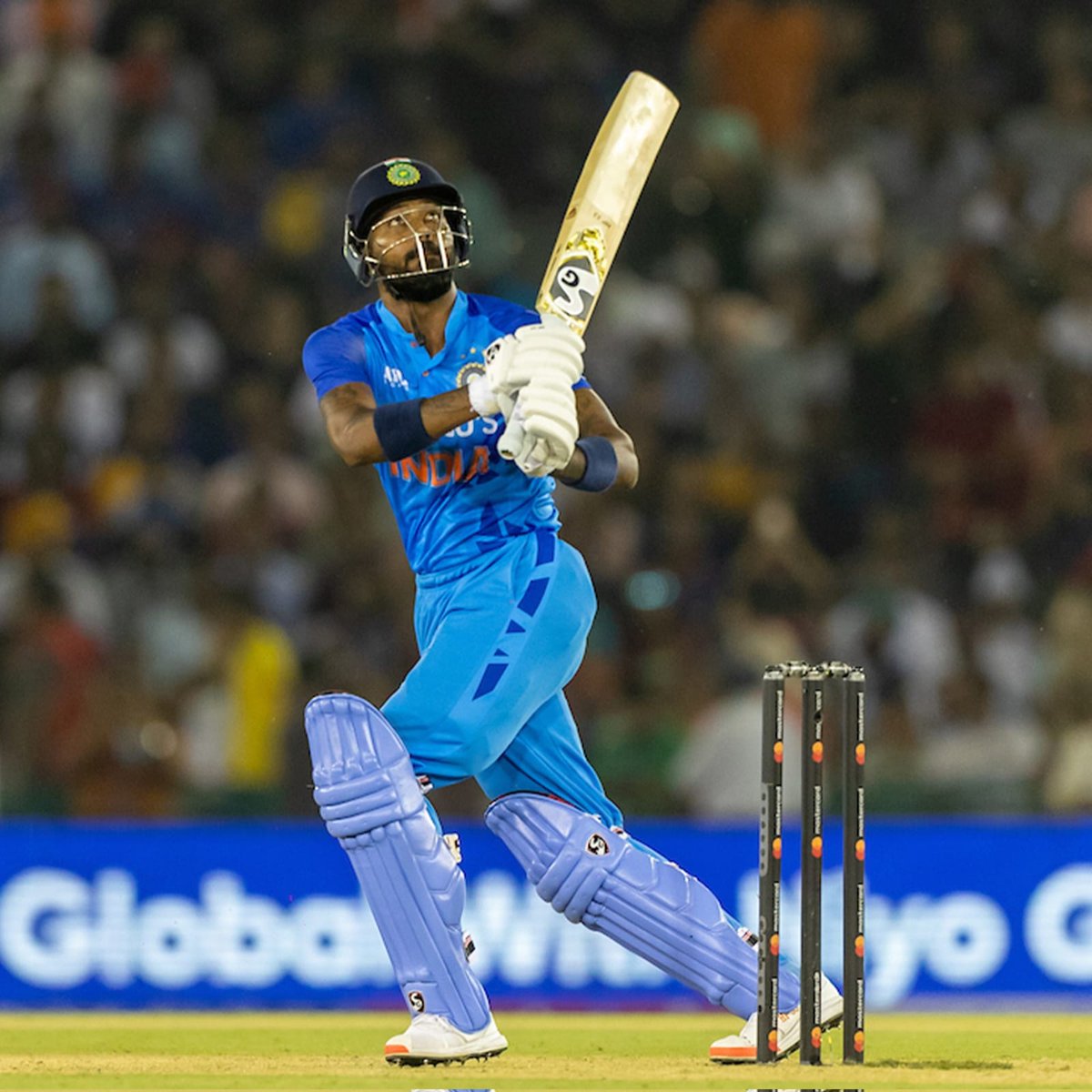 UtkarshaMuley's tweet photo. 6️⃣6️⃣6️⃣..... #hardikpandiya helps #India to end at 208

#INDvsAUS #MenInBlue #TeamIndia @hardikpandya7 https://t.co/fQJ2ar40Zs