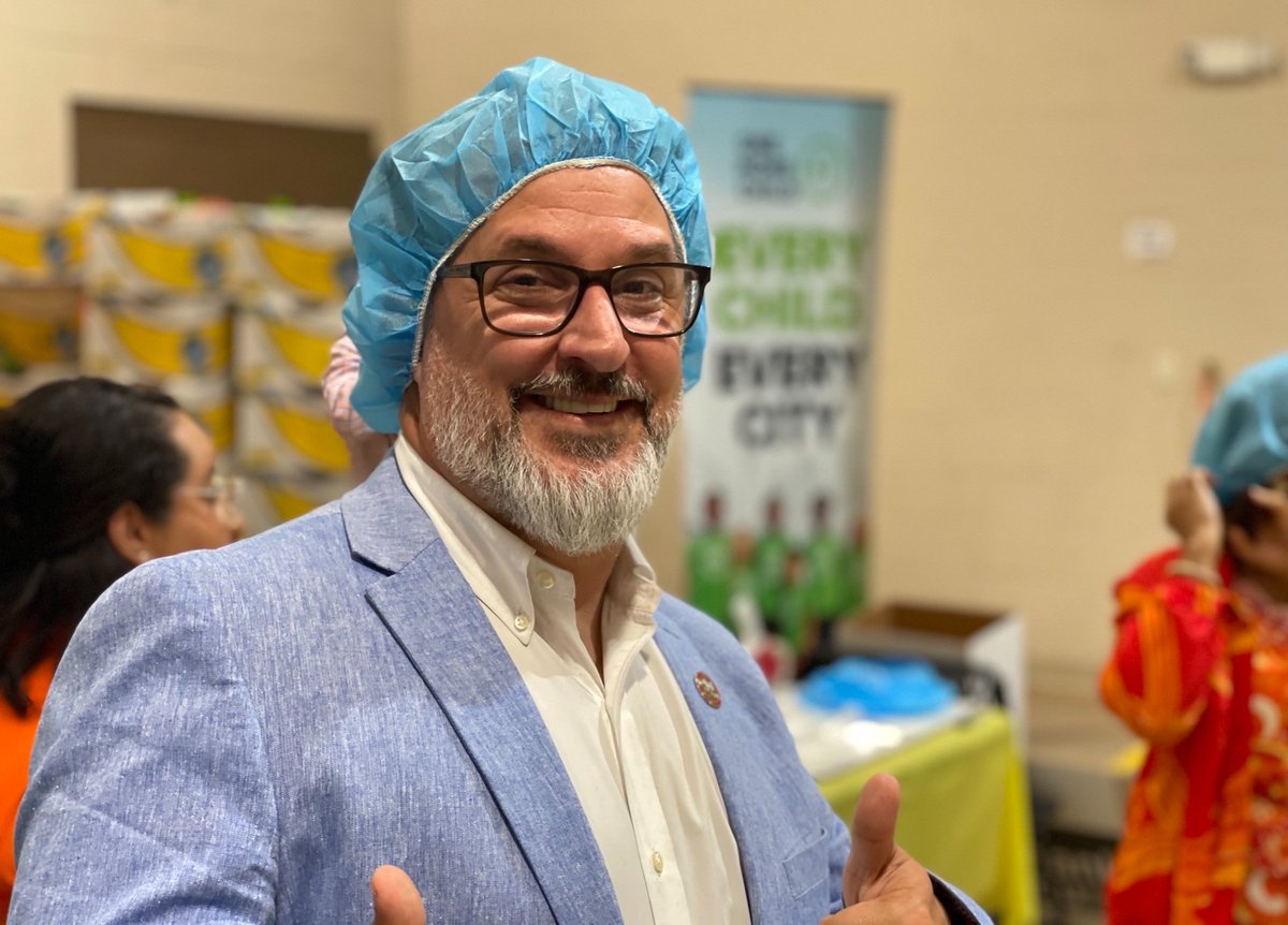 One_MoreChild's tweet photo. We were excited to host the Governor’s Faith-Based and Community-Based Advisory Council's quarterly meeting on Wednesday!
The meeting ended with a meal packing party with 2,500 meals packed for VOCA and Title I schools! 🍎🍜
#childhunger #mealpacking #onemorechild https://t.co/T592td3PCG