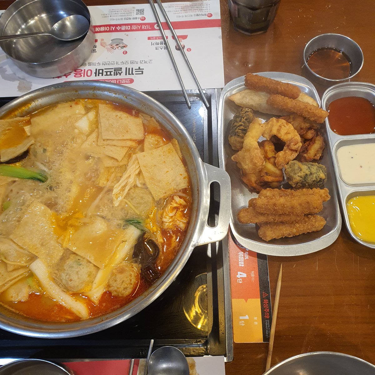hard_InSaeng's tweet photo. 두끼 마라탕에 마라로제떡볶이에 볶음밥까지 조짐;; 배터졌다 아이스크림까지 먹었어 같이 먹는 애 입 짧아서 내가 열심히 박살냈다 나 멋져 https://t.co/yqjCYsIlcB