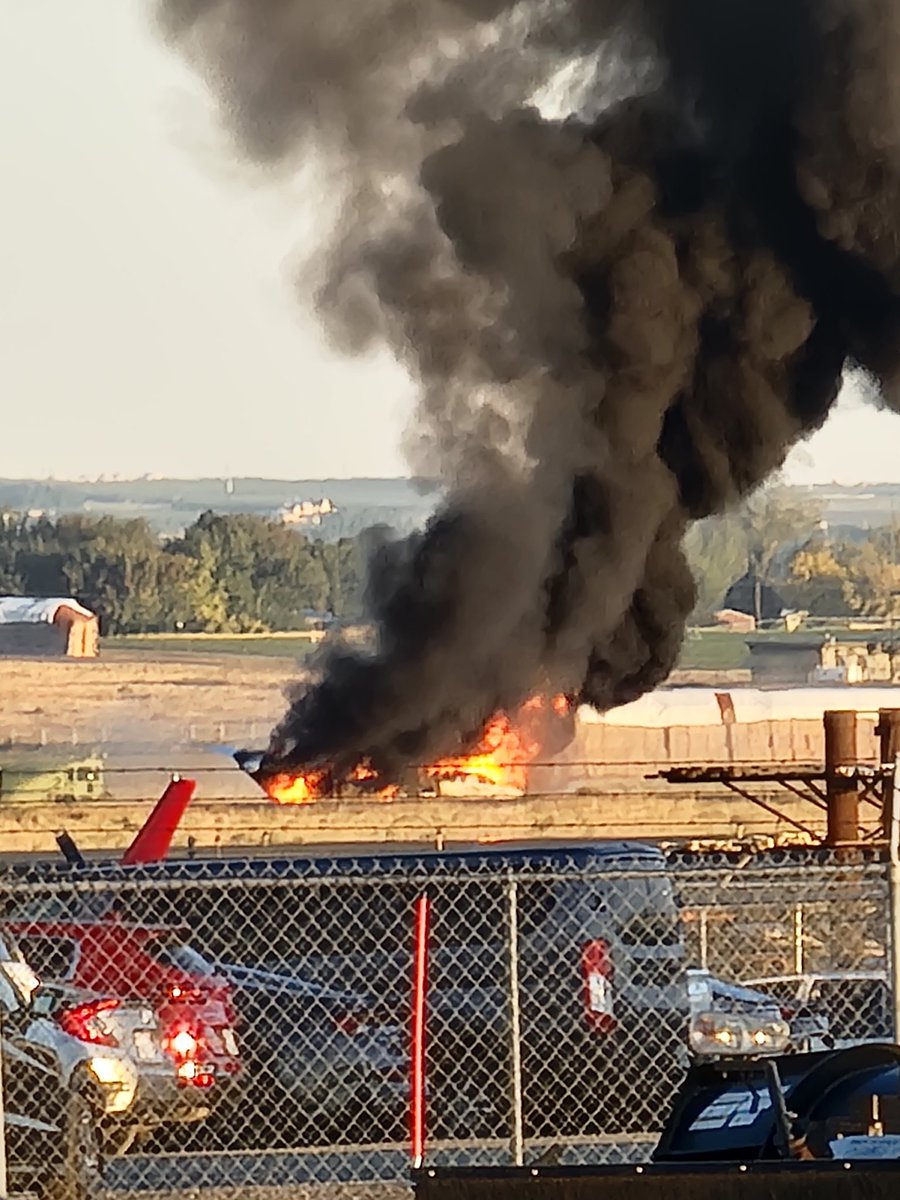 JamesSt_PNW's tweet photo. Pasco, WA Airport - Landing gear malfunction. All passengers are safe. https://t.co/2IC97IeNRU
