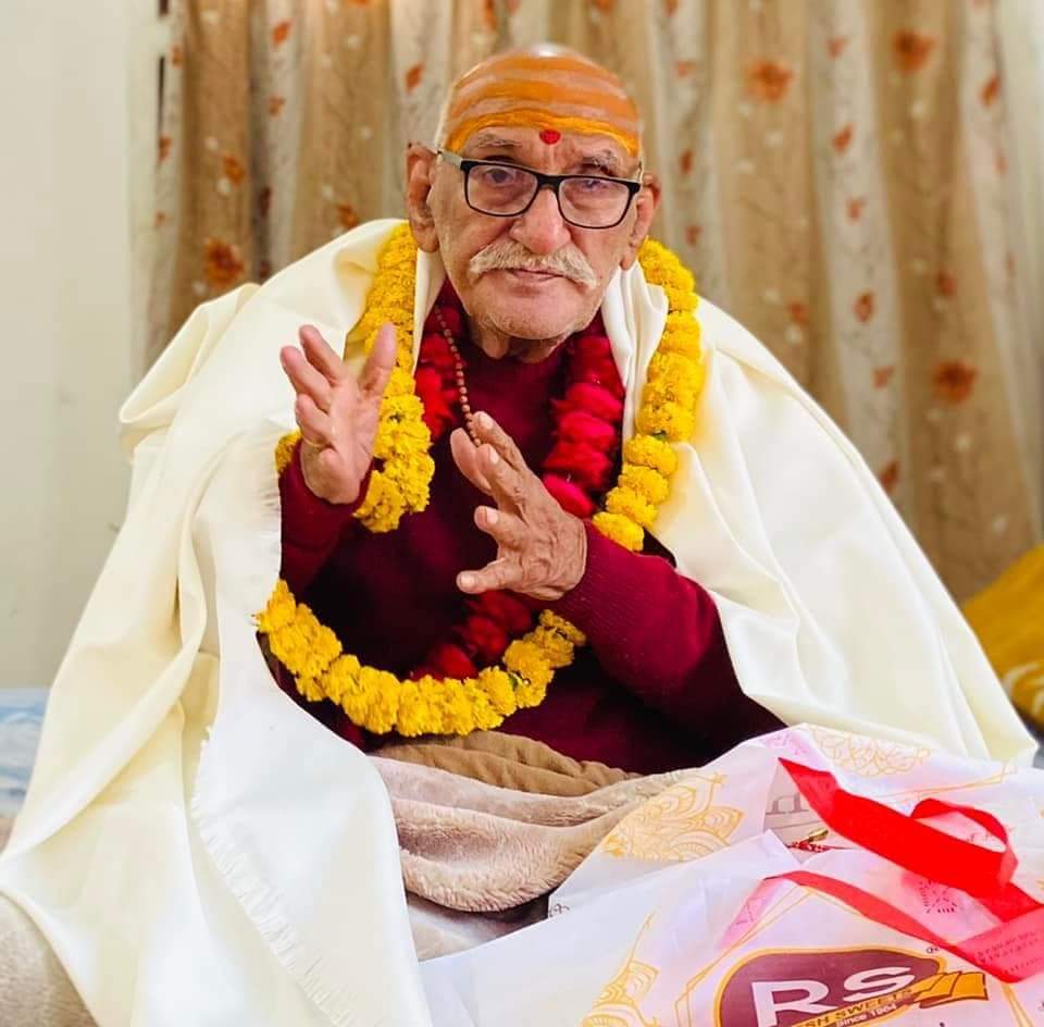 अद्य काशी निरालम्बा देववाणी निराश्रिता।
पण्डिताः खण्डिता जाताः शुक्ले गुरौ दिवङ्गते।।

#अभिनवपाणिनि, काशी के गौरव, परम पूज्य प्रो.रामयत्नशुक्ल जी 92 वर्ष की आयु को पूर्ण करके आज परमतत्त्व में विलीन हो गये! 
     बाबा विश्वनाथ आपको अपनी सन्निधि प्रदान करें।
             🌹🙏😒🙏🌹